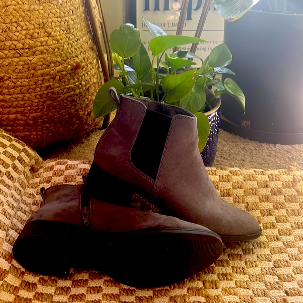 Step out in style with these adorable grey booties!